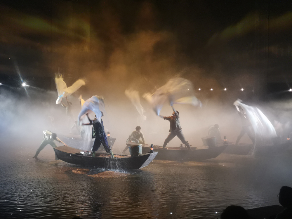 智杰優(yōu)16臺電動平車批量交付，助力景區(qū)5D實景演出首演驚艷開幕