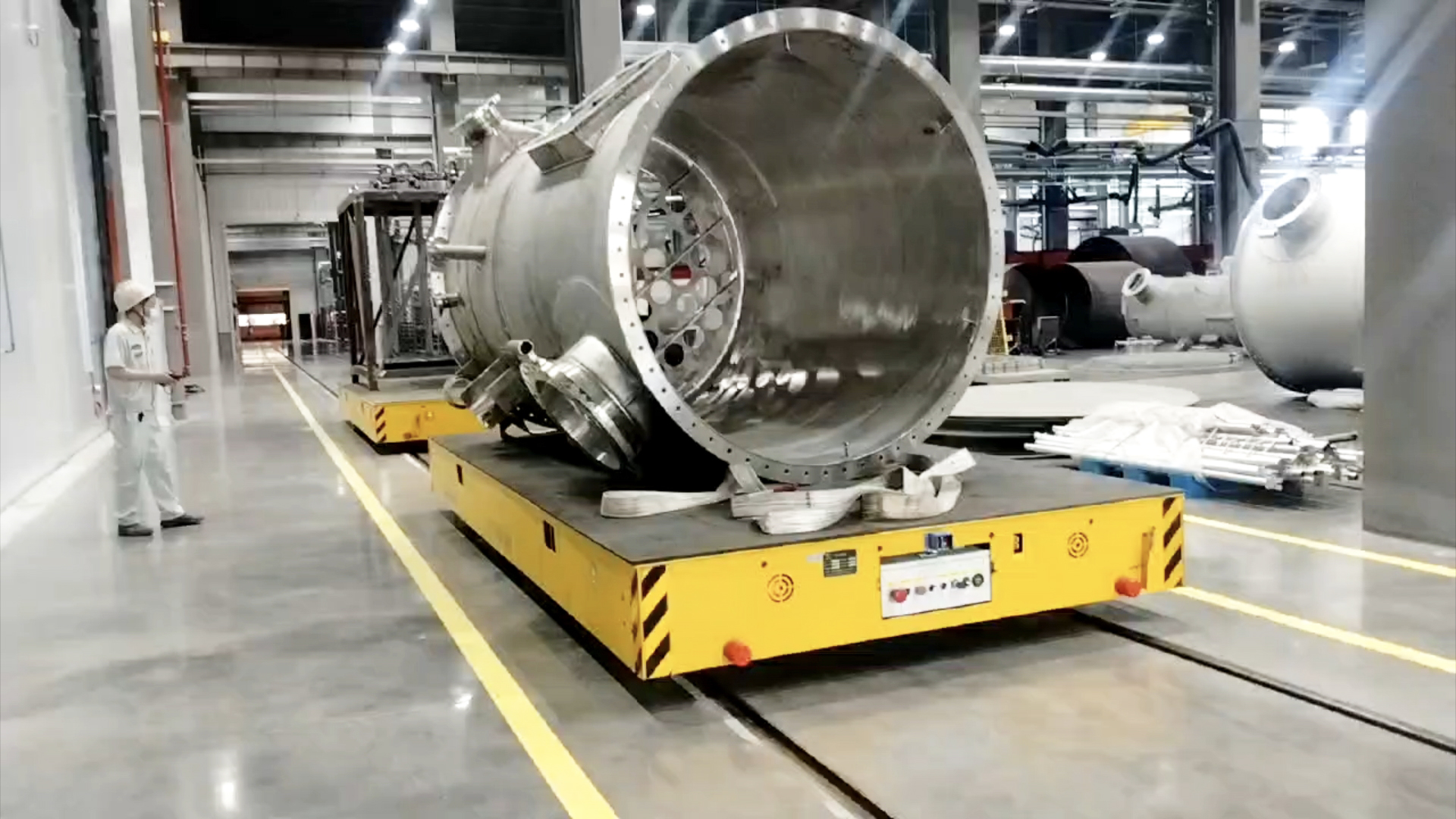 13臺電動平車集群交付！助力某大型制造企業(yè)新廠房效率躍升！