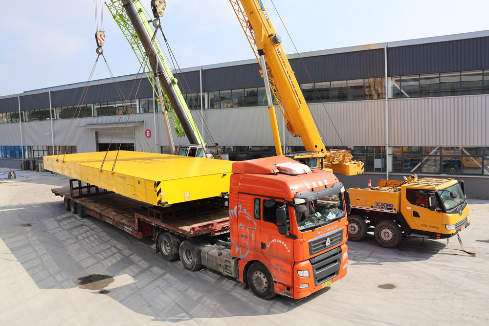 120噸大型重載無軌車交付發(fā)貨